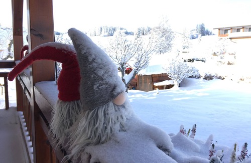 Saig Apartment | Holiday Apartment Lindenhof with Mountain View, Shared Garden and Wi-Fi