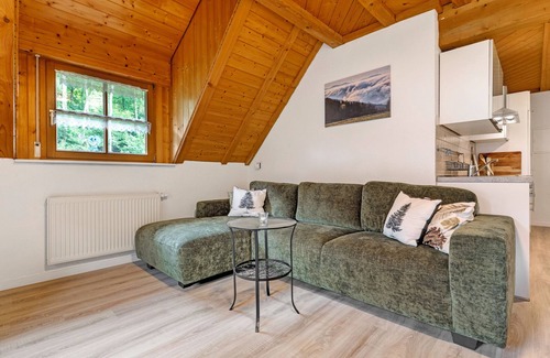 Gengenbach Apartment | Holiday Apartment 'Morgensonne' with Shared Terrace, Shared Garden and Wi-Fi