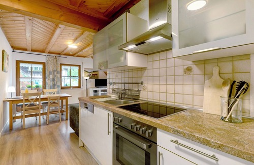 Gengenbach Apartment | Holiday Apartment 'Morgensonne' with Shared Terrace, Shared Garden and Wi-Fi