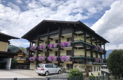 Kaprun Apartment | Holiday Apartment "Nr 23 Haus Voglreiter" with Mountain View, Balcony & Wi-Fi