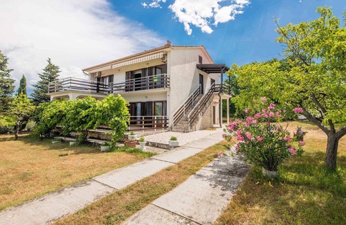 Klimno Apartment | Holiday apartment on the outskirts and with sea views