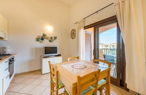 Murta Maria Apartment | Holiday Apartment "Pistacchio" with Shared Pool, Private Terrace & A/C