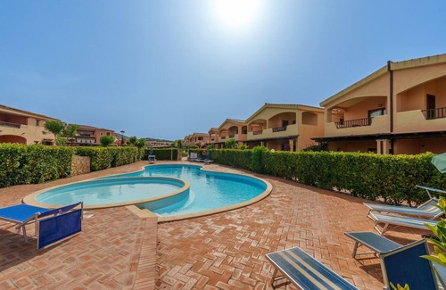 Murta Maria Apartment | Holiday Apartment "Pistacchio" with Shared Pool, Private Terrace & A/C