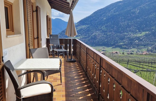 Lagundo Apartment | Holiday Apartment 'Rasnerhof Ferienwohnung Zielspitz' with Moutain View, Balcony & Wi-Fi
