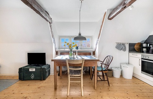 Norddeich Apartment | Holiday Apartment 'Reetdachhof Familie Dührsen' with Shared Terrace, Shared Garden and Wi-Fi