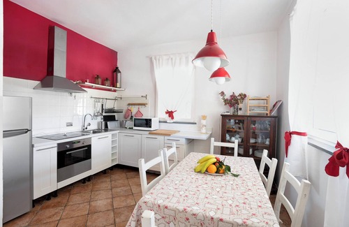 Arcola Apartment | Holiday Apartment "Rosadimaggio Camelia" with Garden & Wi-Fi