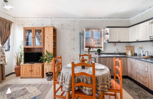Galdar Apartment | Holiday Apartment 'Siempreviva' with Shared Pool and Wi-Fi