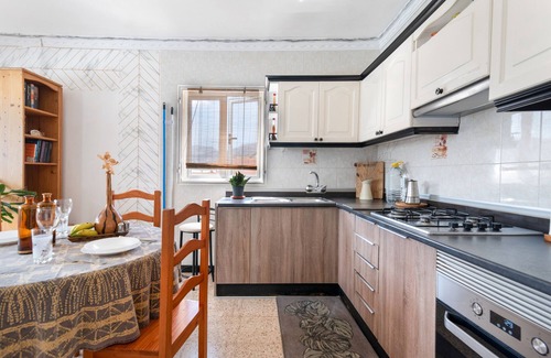 Galdar Apartment | Holiday Apartment 'Siempreviva' with Shared Pool and Wi-Fi