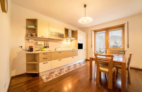 Merano Apartment | Holiday Apartment "Sweet Dreams" with Mountain View, Balconies & Wi-Fi