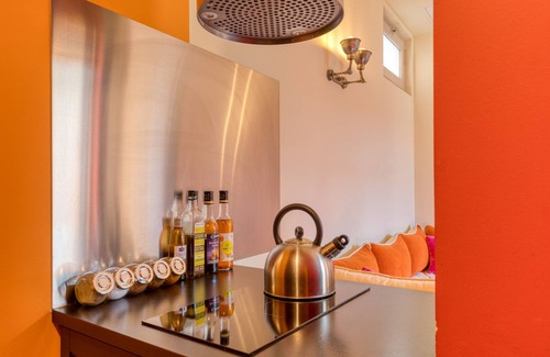 Gares Apartment | Holiday Apartment 'Terrasse Ensoleille Au Centre Ville' with Terrace & Wi-Fi