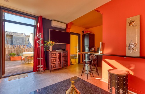 Gares Apartment | Holiday Apartment 'Terrasse Ensoleille Au Centre Ville' with Terrace & Wi-Fi