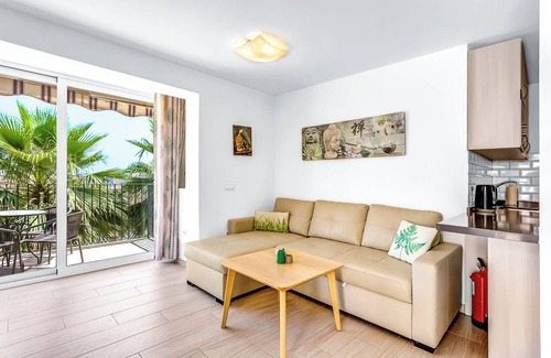 Torreblanca House | Holiday Apartment 'Torreblanca Deluxe Holiday Home' with Sea View, Shared Pool & Wi-Fi