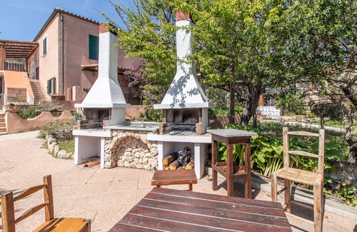 Capo Testa Apartment | Holiday Apartment 'Tommaso' with Private Terrace, Shared Garden, Wi-Fi