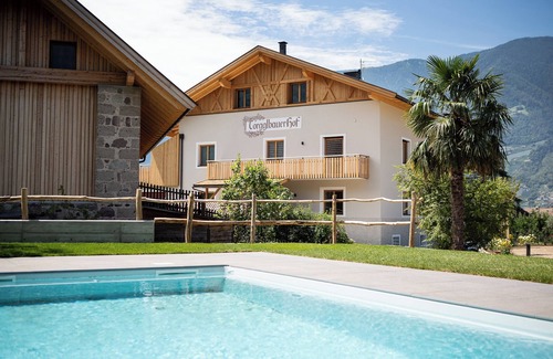 Merano Apartment | Holiday Apartment "Torgglbauer 4" with Mountain View, Pool, Terrace & Wi-Fi