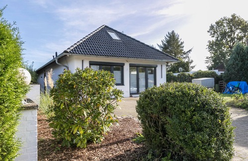 Heide Apartment | Holiday Apartment "Uhse Loft" with Shared Garden & Wi-Fi