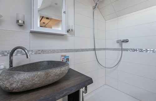 Heide Apartment | Holiday Apartment "Uhse Loft" with Shared Garden & Wi-Fi