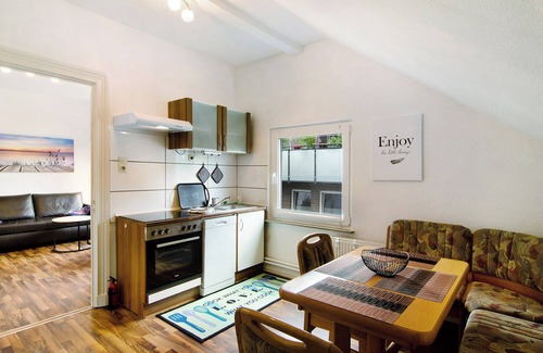 Esens Apartment | Holiday Apartment "Villa Fokken Bootsmannsquartier" with Shared Garden & Wi-Fi