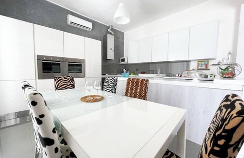 Veglie Apartment | Holiday Apartment "White House" with Private Terrace and A/C