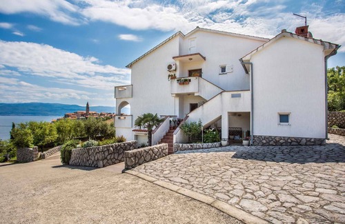 Vrbnik Apartment | Holiday apartment with air conditioning and sea view