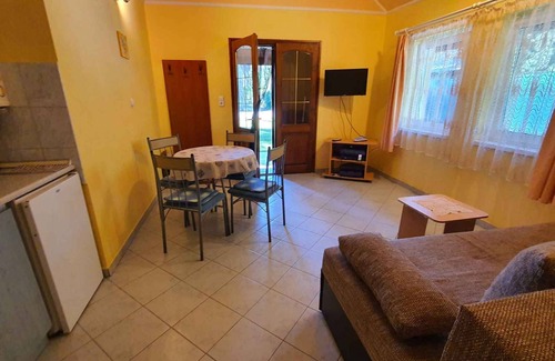 Siofok Aranypart Apartment | Holiday apartment with air conditioning and garden pavilion