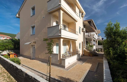 Punat Apartment | Holiday apartment with balcony and air conditioning