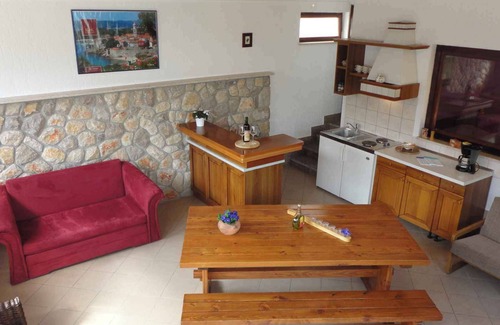 Krk Apartment | Holiday apartment with barbecue, garden, air conditioning and WiFi