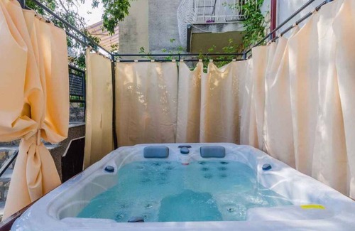 Klanfari Apartment | Holiday apartment with jacuzzi and sea view