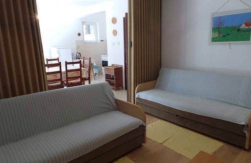 Municipality of Omisalj Apartment | Holiday apartment with terrace, only 30m from the sea