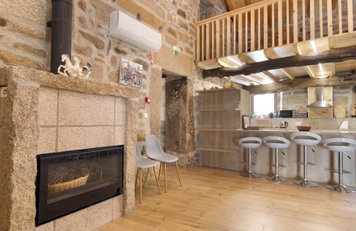 Valpacos Apartment | Holiday Bedroom 'Quarto Duplo Terreio' with Mountain View, Wi-Fi and Air Conditioning