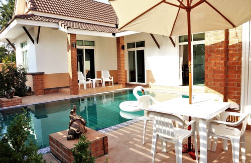 Nong Prue Villa | HOLIDAY CASUAL STYLE POOL VILLA IN PATTAYA CITY
