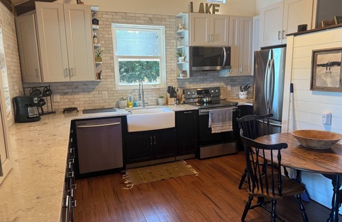 Dadeville Cottage | Holiday Cottage, Charming 4-bedroom cottage on Blue Creek of Lake Martin,AL