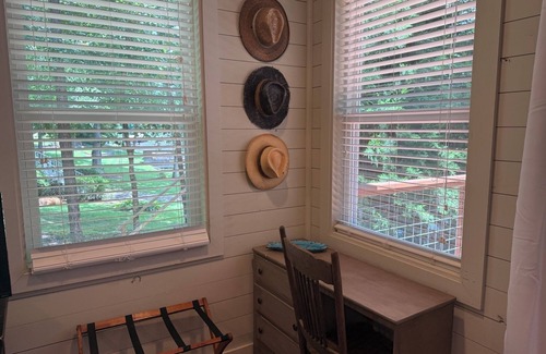 Dadeville Cottage | Holiday Cottage, Charming 4-bedroom cottage on Blue Creek of Lake Martin,AL