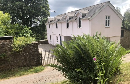Staunton Cottage | Holiday cottage with use of owners' swimming pool and tennis court