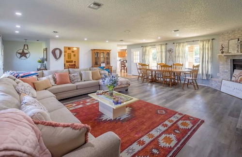 Bandera Other | Holiday Decorations l Spacious l 1 Mile to Downtown Bandera l Dog Friendly