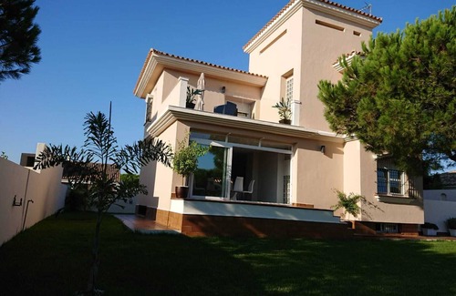 Campano House | Holiday Home Villa Loma Beach with Pool, Garden & Wi-Fi