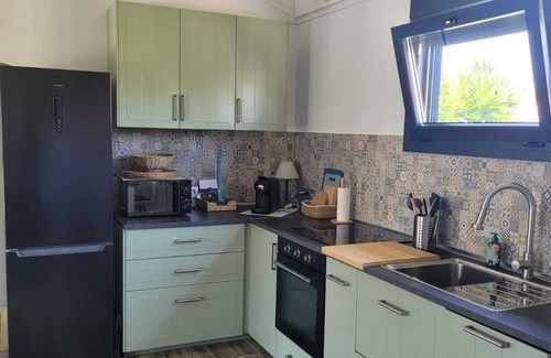 Chiclana de la Frontera House | Holiday Home 'La Casita' with Shared Pool, Wi-Fi and Air Conditioning