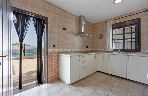 Chiclana de la Frontera House | Holiday Home 'Echizzo' with Private Pool, Wi-Fi and Air Conditioning