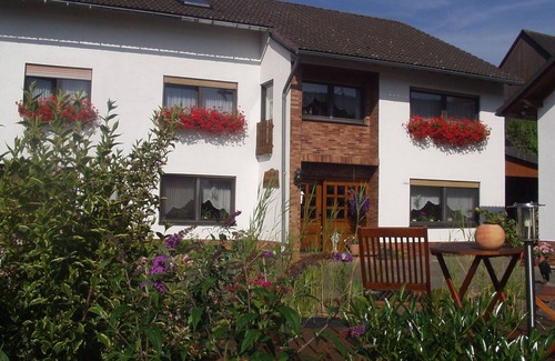 Medelon Apartment | Holiday flat "Schwalbennest" with garden and Wifi