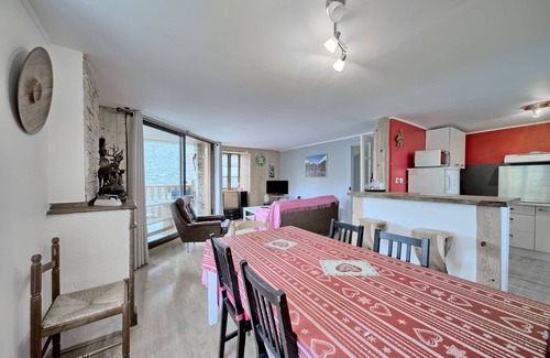 Adervielle-Pouchergues House | Holiday Home 'Maison De Montagne' with Mountain View, Private Terrace and Wi-Fi