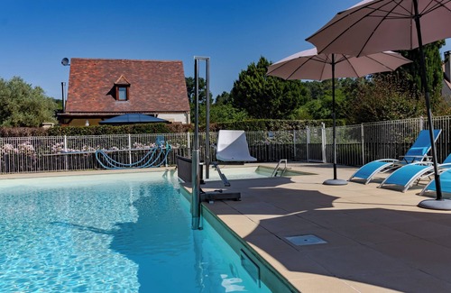 Castelnaud-la-Chapelle House | Holiday Home 'Fleurie' with Shared Pool, Wi-Fi and Air Conditioning