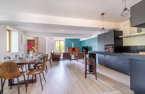 Collonges-au-Mont-d'Or House | Holiday Home close to Lyon with Private Terrace, Private Garden and Wi-Fi