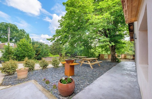 Collonges-au-Mont-d'Or House | Holiday Home close to Lyon with Private Terrace, Private Garden and Wi-Fi