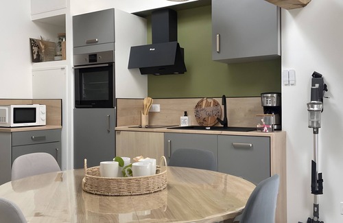 Saint-Hilaire-le-Vouhis House | Holiday Home 'Les Gats' with Wi-Fi