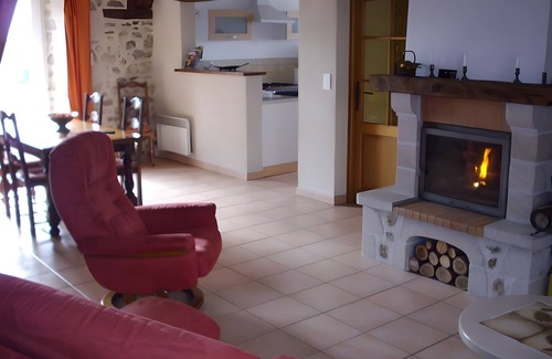 Saint-Mamet-la-Salvetat House | Holiday Home 'Le Marronnier' with Mountain View, Private Garden and Wi-Fi