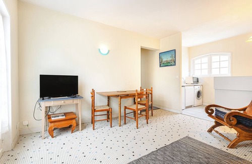 Saint-Trojan-les-Bains House | Holiday Home 'Longère Proche Plage Et Forêt 2' with Shared Terrace, Shared Garden and Wi-Fi