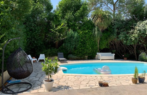 Villemagne-l'Argentiere House | Holiday Home 'Maison Sur La Mare' with Mountain View, Private Pool and Wi-Fi
