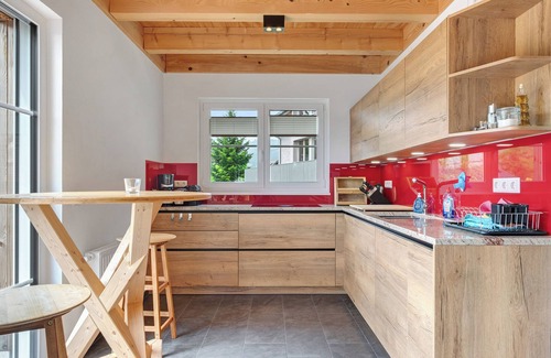 Bernau House | Holiday Home 'Chalet Schonzeit' with Mountain View, Private Terrace and Wi-Fi