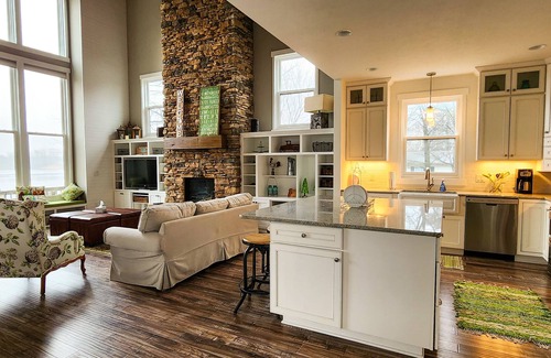 Coral House | Holiday Haus:Autumn Beauty and Tranquil Lake Views at Your Doorstep