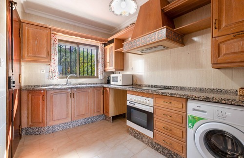 Alhaurin de la Torre House | Holiday Home 'Casa Los Manantiales' with Mountain View, Wi-Fi and Air Conditioning