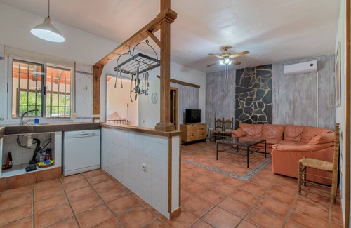 Arcos de la Frontera House | Holiday Home 'La Huerta Del Prado' with Mountain View, Wi-Fi and Air Conditioning